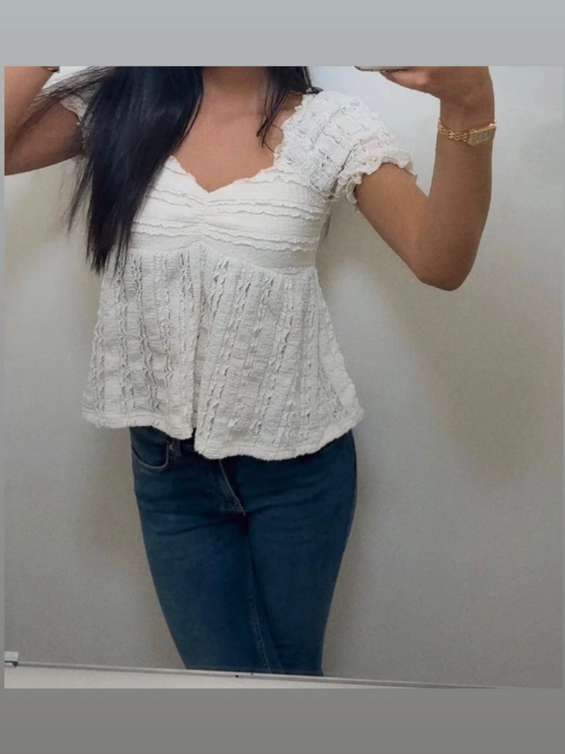 Vit blus med spetsdetaljer