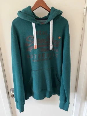 Superdry hoodie - Säljer nu denna tvär feta superdry hoodie storlek L. Tröjan är i grymt skick och passar till alla outfits! Tveka inte att höra av er vid fler frågor!🙌