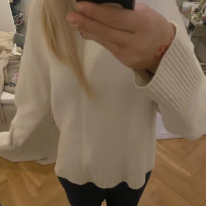 Vit stickad tröja - Favvo tröjan från & other stories💓 börjar bli liten därför säljer jag den, skriv om du har frågor!