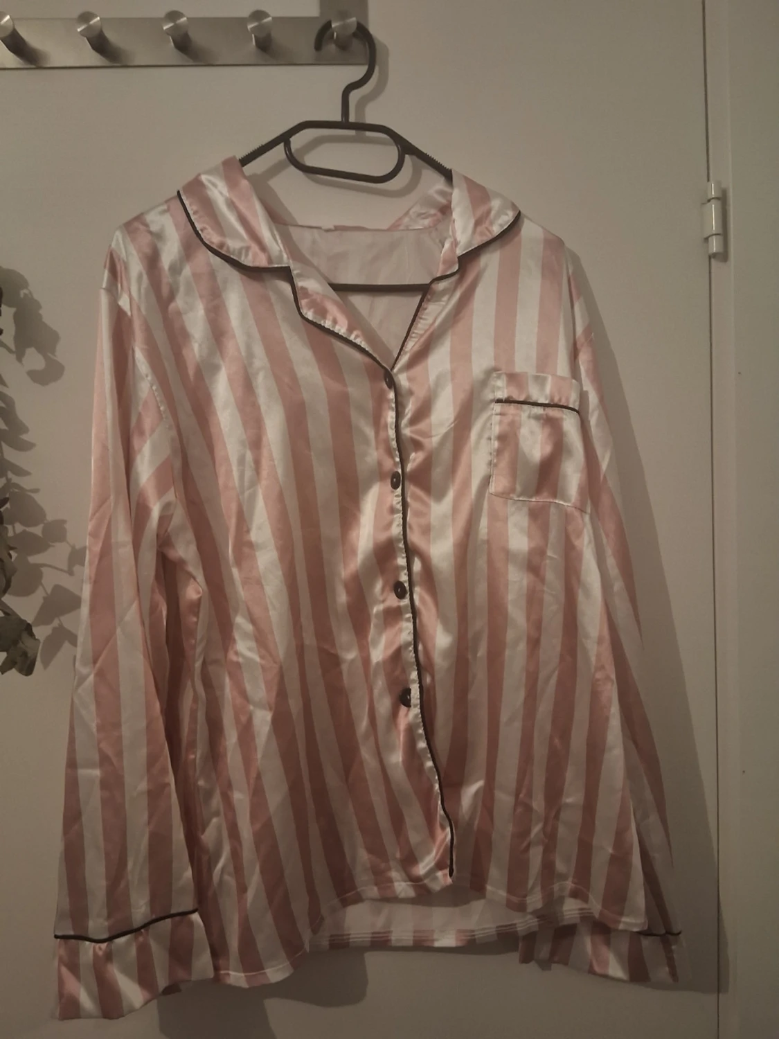 Randig satinpyjamas i rosa och vitt