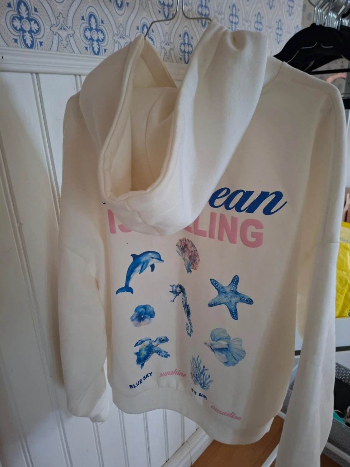 Vit hoodie med havsmotiv och text - 1