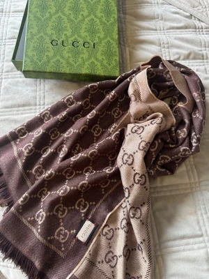 Sjal/Halsduk. Brun/Beige  - Brun beige halsduk. Två färger. ‼️FAST PRIS ‼️