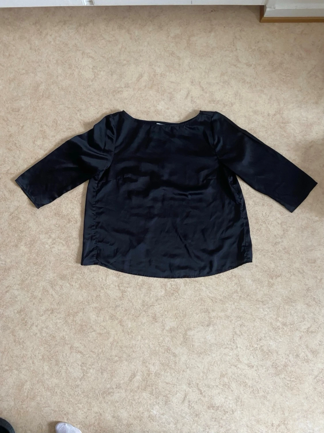 Svart satinblus med trekvartsärm - 1