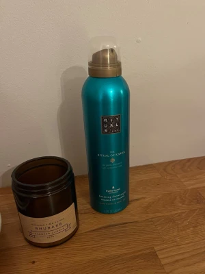 The Ritual Foaming shower gel - Säljer en foaming shower gel från the rituals.   Med doft av lotus & white tea, 200 ml. Använd en gång. 