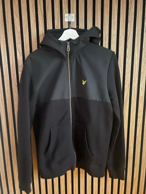 Svart hoodie från Lyle & Scott - Storleken är M men sitter som en S.