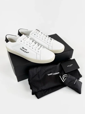 Saint Laurent Court Classic skor (helt nya) - | Säljer ett par helt nya Saint Lauewnt sneakers | Storlek: 41 | Alla orginaltillbehör ingår | Hör av dig vid frågor eller funderingar