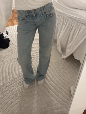 zara jeans  - Säljer ett par ljusblå raka jeans från zara med klassisk femficksmodell och låg midja. Jeansen har en avslappnad passform och är tillverkade i ett mjukt denimtyg. Perfekta för en chill och trendig look.