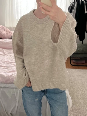 Beige stickad tröja från Ginatticot  - Mysig beige stickad tröja från Ginatricots premium quality sektion. Lite nopprig, men syns inte så mycket då den är beige. Går att noppra med en noppborttagare!