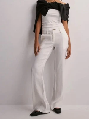 Vita linnebyxor från Nelly - Biegea linnebyxor från Nelly i storlek 36. På bilden är dem vita men dem jag säljer är beige! Fina nu till sommaren 