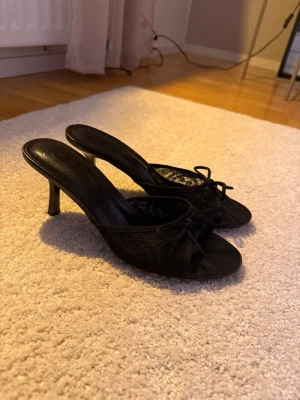 Svarta spets klackar med rosett - Superfina klackskor med 7 cm klack. Köpte de utomlands så vet ej märket💕Säljer pga att de är lite för stora för mig! Endast använda 1 gång.
