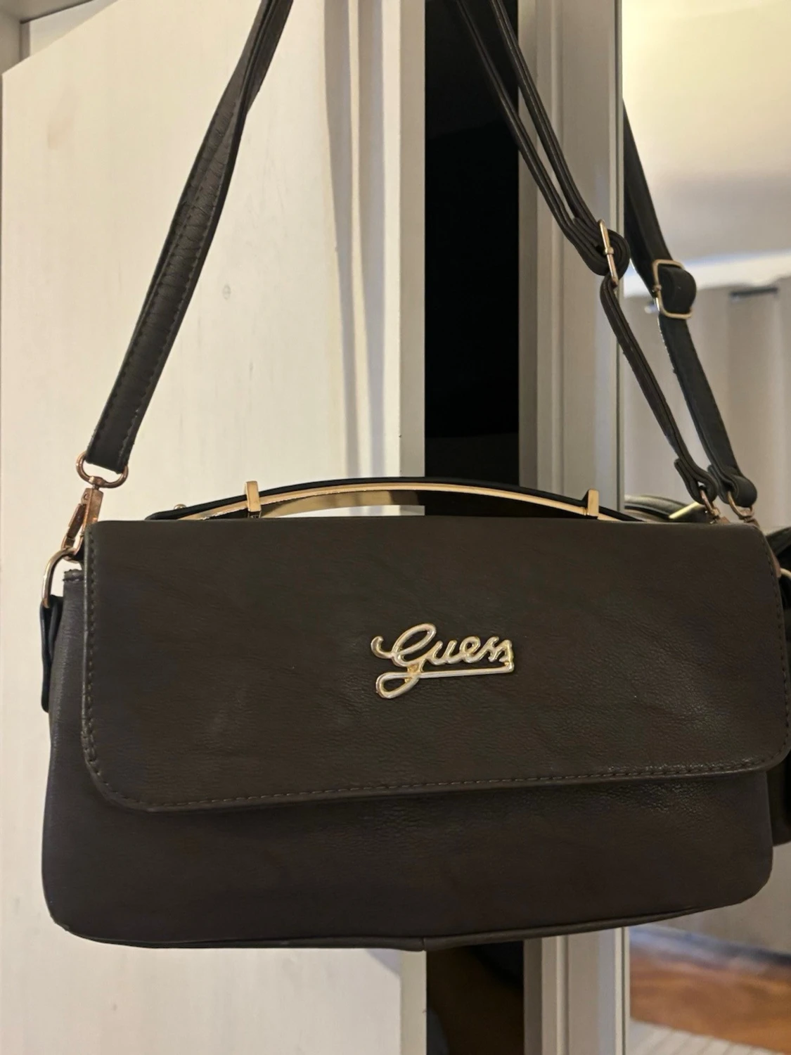 Svart axelväska från Guess - 2