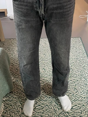 Levis 551z raka jeans - W31/L32 - Svarta/mörkgrå raka jeans. Säljer pga för små. Nypris 1300kr.