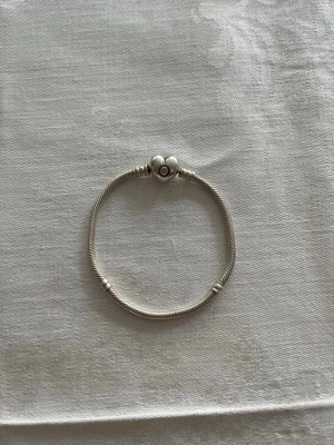 Fint Pandora armband - Jag säljer mitt älskade Pandora armband då det är för stort för mig. Det är ett berlockarmband som är 18 cm långt! Har bara använt fåtal gånger under ett år och det är i superfint skick, endast små repor på knäppet❤️ skickas i orginal förpackning. Skriv gärna för fler frågor!
