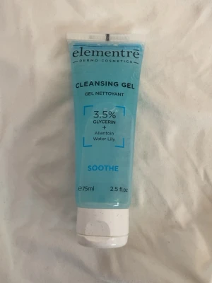 Elementre Cleansing Gel  - Fräsch rengöringsgel från Elementre med 3,5% glycerin, allantoin och water lily. Tuben är blå med vit kork och rymmer 75 ml. Perfekt för ansiktstvätt och ger en återfuktande känsla. Utvecklad i Schweiz. Använt fåtal gånger men mycket kvar. 