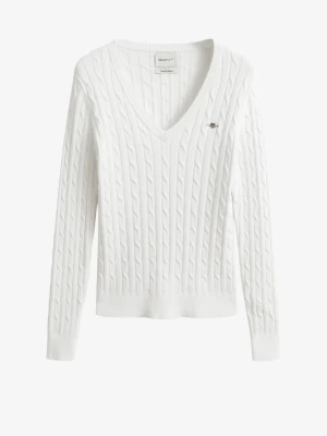Vit kabelstickad tröja från GANT - Kabelstickad vit tröja från GANT med V-ringning och diskret logga på bröstet. Tröjan har långa ärmar, ribbade muddar och är tillverkad i mjukt material som ger en klassisk och stilren look.