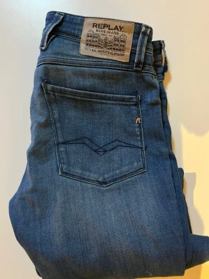 Replay Jeans - Stilrena blåa Replay Jeans storlek 31/34. Modell anbass. Inga defekter. Står ej för postens strul. Pris kan diskuteras vid snabb affär. 