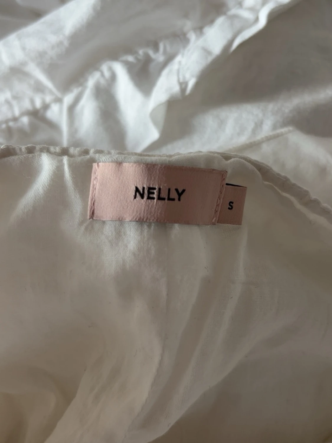 Vit volangklänning med knytband  - 2