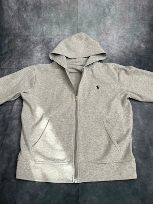 Ralph Lauren hoodie - Säljer nu en efterfrågad Ralph Lauren hoodie! Har haft hoodien ett tag men den har blivit för liten! Den är mycket bra skick förutom en jätte jätte liten gul ton i armen men som knappt går att se! Skriv gärna om ni vill ha mer bilder