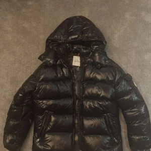 Moncler Maya  - Säljer en Moncler Maya i nyskick. Använd en halv vinter och säljs nu då jag hade tänkt mig att använda den endast denna vintern. NFC Scan finns. hör av dig vid frågor eller intresse. Pris kan diskuteras men inga skambud.