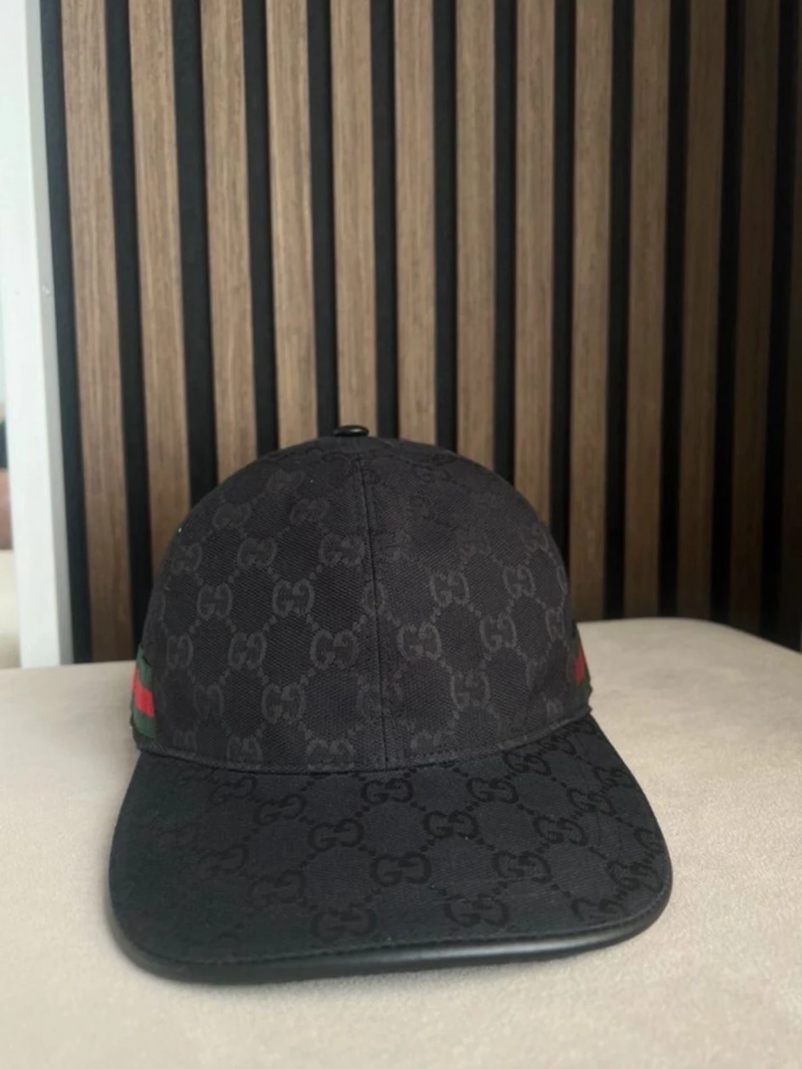 Svart keps från Gucci med GG-mönster