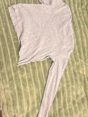 Grå långärmad topp till pjamas super fin och skön! Storlek 134-140  - Säljer en grå långärmad topp från H&M med tryck i marinblått där det står 'BRONX NEW YORK' och en stor amerikansk fotboll på framsidan. Perfekt för dig som gillar sportig stil och vill ha en bekväm och enkel topp till pjamas eller vardag! 