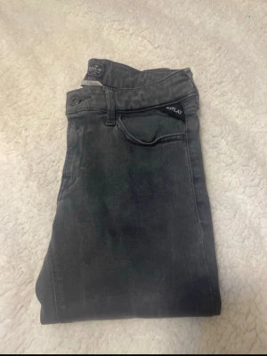 Gråa skinny jeans från Replay - Snygga gråa skinny jeans från Replay med klassisk femficksdesign och låg midja. Jeansen har en smal passform och är tillverkade i ett mjukt denimtyg som ger en bekväm känsla. Perfekta för en avslappnad och trendig look.