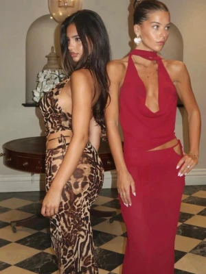 Vinröd Kjol och stopp sett med öppen rygg - snygg topp och kjol från Sasha Therese, nypris på 1500kr, aldrig använd. Vill man ha mått osv, sök på Aubrey Top/Skirt Cherry red Sasha Therese