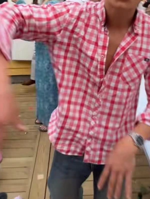 Rödvitrutig skjorta från Lee - Säljer en klassisk rödvitrutig skjorta från Lee med lång ärm och knappstängning. Skjortan har en bröstficka med diskret logga och är gjord i mjuk bomull. Perfekt för dig som gillar en avslappnad men ändå stilren look. Första bilden lånad!