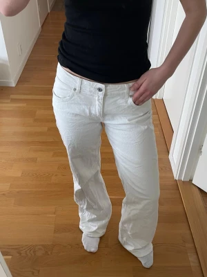 Vita raka jeans  - Vita jeans från nakd, lite missfärgade nertill😇 men annars i fint skick, priset går att diskutera 