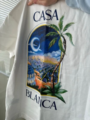 Casablanca tshirt - Aldrig använd en fläck framsida men går att ta bort i tvätten skickas samma dag