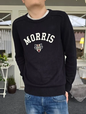 Morris Tröja - Supersnygg mörkblå finstickad Morriströja i storlek Medium. Mycket bra skick, inga defekter osv. Skriv om du undrar något! ✨️