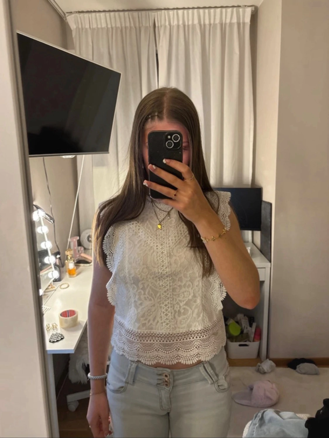 Vit spetsblus med volangdetaljer