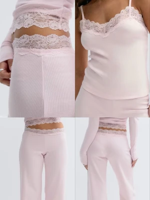 Ljusrosa loungewear-set med spets  - Super mysigt och gulligt ljusrosa set med spets upptill på byxor och topp. Aldrig använt, bara testat. säljer pga de var lite försmå. De är slutsålda på nätet! 🩷 