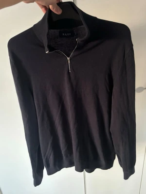 Riley half zip herr blå m - Superfin snygg rosa linneskjorta av högsta kvalite från Morris i storlek M. Perfekt nu till sommaren och verkligen superfint skick. Inga hål eller fläckar och i princip helt helt ny!