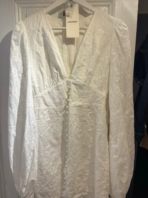 Vit broderad klänning från Adoore - Köpt för 1500kr säljer då den är för liten och jag var tvungen att köpa ny. Fast pris 💕