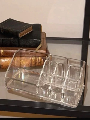 Transparent sminkorganiserare  - Praktisk och stilren sminkorganiserare i transparent akryl med flera fack i olika storlekar. Perfekt för att hålla ordning på borstar, läppstift och andra skönhetsprodukter på sminkbordet. Modern och enkel design som passar alla stilar☺️🧸🩷