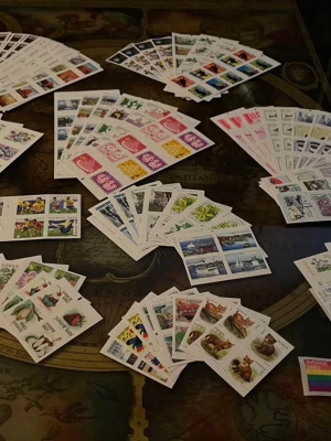 Stort paket svenska frimärken - Svenska självklistrande frimärken – postfriska brevmärken  Säljer svenska självklistrande frimärken i varierande motiv och tryck. Samtliga är postfriska och i fint skick.  Säljs styckvis eller i ark om 10 st.  Pris: 12 kr styck 120 kr per ark (10 st), butikspris 22kr/styck 220kr per ark. Perfekt för företag eller dig som skickar mycket post och vill minska kostnaderna eller sälja vidare.. KONTAKTA MIG VID KÖP!