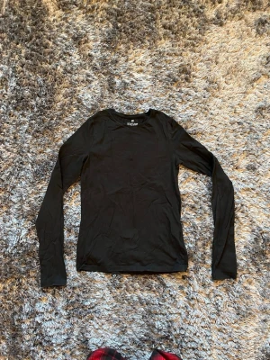 Svart långärmad topp från H&M - BARN/TONÅRING: En enkel och stilren svart långärmad topp från H&M. Modellen har rund halsringning och är tillverkad i mjuk bomull. Strlk 158/164 åldrar 12-14. Alldrig använt. ALLA PRISER KAN DISKUTERAS. 