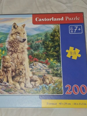 Varg pussel  - Säljer ett Castorland pussel med motiv av vargar i naturen. Pusslet har 200 bitar. Formatet är 40 x 29 cm och motivet är färgglatt med skog och berg i bakgrunden.