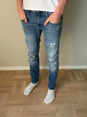 Replay anbass jeans  - Säljer dessa replay anbass. Sjukt fint skick, snygga slitningar runtom. Storlek 28/32. Han på bild är 184 hm lång. Hör av er vid eventuella frågor eller funderingar! 