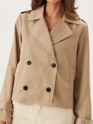 Beige trenchcoat Vila - Säljer denna beiga trenchcoat från Vila. Sparsamt använd och i super fint skick. Storlek 36, passar 34 också. Har två defekter som man kan se på de sista bilderna. Har ett litet hål på bröstet från en majblomme pin och en knapp har gått av på ena axeln. 320 kr + frakt! Vid fler frågor, bilder etc skriv privat 🙌🏼💐✌🏼🩷👍🏼