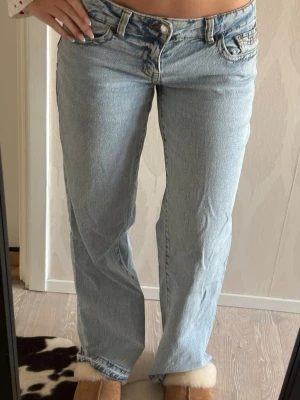 Gina jeans - Fina wide leg jeans från Gina i storlek S🩷 Säljer då de tyvärr är lite korta på mig som är 165! Har även lagt ner de (se sista bild)🥰 Passar nog någon i längden 160-165💞 Knappt använda!