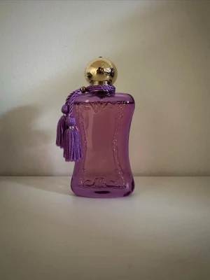 Parfums de Marley - Parfyms de marley palatine 75ml knappt använd. Köpt på tradera. Priset då förra säljaren tyvärr blandade ihop locket med en annan pdm parfym. Förvarat i skåp. Jättefin doft men står bara hos mig just nu. Mäng på bild