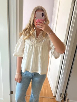 Fin blus - Så fin blus från Vila, helt ny med prislapp💗🤗krämfärgad