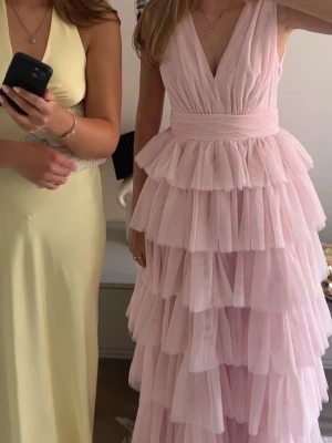 Balklänning  - Rosa balklänning från bubbleroom i storlek 36. Har endast används vid ett tillfälle förra året och tänker att det är ett bra tillfälle att sälja den nu då folk snart vill köpa balklänning! Köptes för 1800kr. Jag har klippt en liten bit av tyget längst ner så att den inte skulle släpa i marken så den passar perfekt för mig som är ca 166 eller om man är kortare 💞💞 hör av er ifall ni vill ha fler bilder