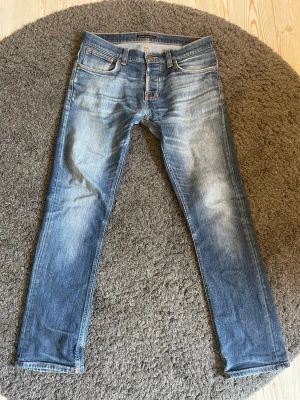 Nudie jeans - Nudie jeans i otrolig wash köpta från nudie store | storleken är oklar eftersom det är vintage men skulle säga W30-32 och L32-34 | Professionellt lagade i skrevet och vid fickan av nudie själva🙌