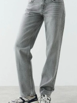 Low Straight Jeans Gina - Grå jeans från Gina Tricot i modellen Low Straight Jeans. Använda men i toppenskick! Kolla gärna in mina andra annonser, vill du köpa flera varor så kommer vi överens om ett superbra paketpris!