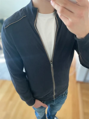 Kashmir cardigan från Massimo Dutti  - Skick 8/10 skriv vid frågor eller funderingar!