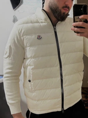 Moncler cardigan  - Senaste versionen av moncler cardigan perfekt för våren. Lappar och moncler påse följer med