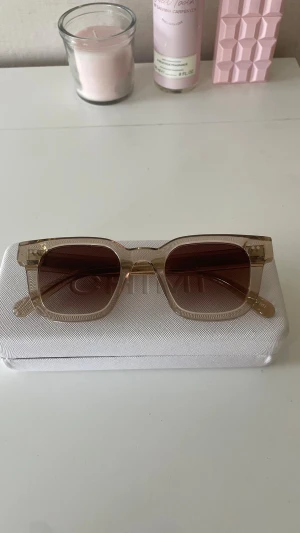 04 Ecru Solglasögon Chimi - Jättesnygga Chimi solglasögon i modellen 04 och färgen ecru! Kan också vara intresserad av att byta mot ett par i en brunare färg samt mörkgrön i samma skick! Box fodral och rengöringsduk ingår. Sparsamt använda och har endast en liten repa på ett av glasen som inte syns i kameran ens!🤍 Nypris: 1400kr